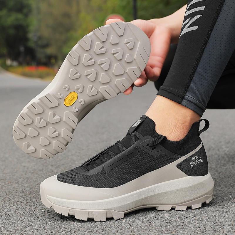 Anti Slip Trail Running Sneakers - 2026年新作、メンズ向けスポーツシューズ。有名ブランドのデザイナーが手がけた、通気性に優れたトレーニングシューズ。滑り止め加工を施した、アウトドア用スニーカー。